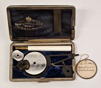 Skrin med instrumenter til øyet. «Dr. Bortheu`s refractions-ophthalmoscop». Innlemmet i samlingen i 1889. Fotograf Carina Knudsen.