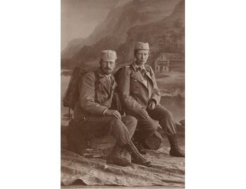 Andreas og Thekla poserer hos fotograf etter en fjelltur i Telemark. I 1896. Dette er det første kjente bildet av en norsk kvinne med bukser uten skjørt over, og det er derfor interessant at det er tatt hos fotograf.