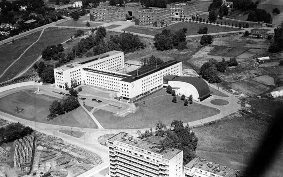Bildet kan inneholde: eiendom, bygning, anlegg, arkitektur, tre.