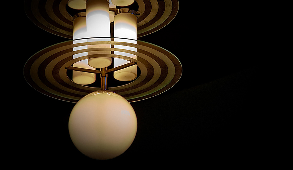 Bildet kan inneholde: materiell egenskap, farger og nyanser, lampe, symmetri, takarmatur.