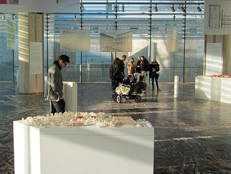 Bildet kan inneholde: gulv, gulv, kunst, urbant design, by.
