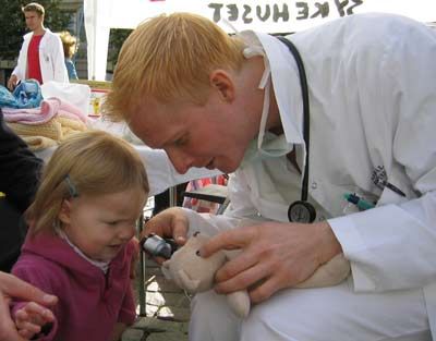 Bildet kan inneholde: barn, baby, pediatrics.