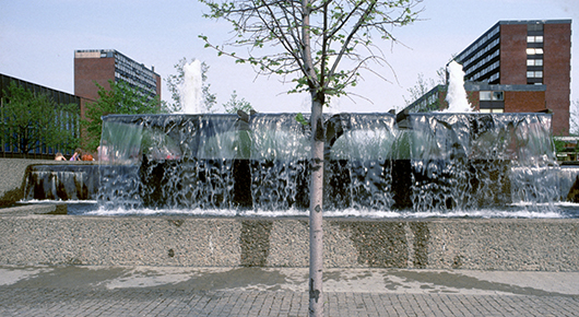 Bildet kan inneholde: fontene, vann, vannfunksjon, offentlig område, arkitektur.