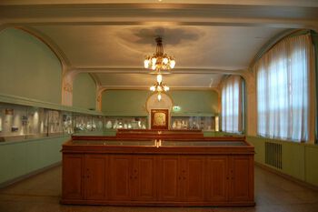 In the interior of the Coin Cabinet, inspiration from the Viennese Jugendstil movement was combined with ornamentation inspired by the Museum’s own archaeological Collections.