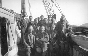 The list of participants in the expedition was finalised in spring 1921 and included experts in geology, meteorology, zoology and biology, in addition to the crew of the “Blaafjell”.
Front row, from the left: Ole T. Grønlie (cand.real., teacher in Tromsø, geologist), Olaf Holtedahl (PhD, professor at UiO, expedition leader, geologist), Bernt Lynge (PhD, senior lecturer at UiO, botanist), Reidar Lund (photographer). Second row, from the left: Nils H. Straumsnes (captain of the “Blaafjell”), Reidar Tveten (medical student, zoological assistant, to act as a doctor), Fridthjof Økland (cand. real., senior lecturer at the Agricultural College in Ås, zoologist), Hagbart Pedersen (crew), Brynjulf Dietrichson (graduate engineer, assistant geologist, topographer, meteorologist). Third row, from the left: Ole Mathiassen Mo (crew), Olaf Johansen Skog (crew), Johan Olsen Storli (crew), Arthur Amundsen (crew). The picture was taken by the expedition’s final participant: Reidar Holtedahl (teacher, geological assistant).