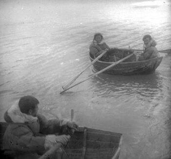 Early in the morning of 7 July, the expedition arrived at the small Samoyed colony in the Pomorskaya Bay, on the west coast of the southern island of Novaya Zemlya. The Samoyed colony had been set up there by the Russian authorities in the 1870s and relied on supplies from the mainland to survive, in addition to any birds, fish, seals, etc. that they managed to catch. When they noticed the ship, several Samoyeds rowed out to greet the expedition and went aboard the “Blaafjell”.