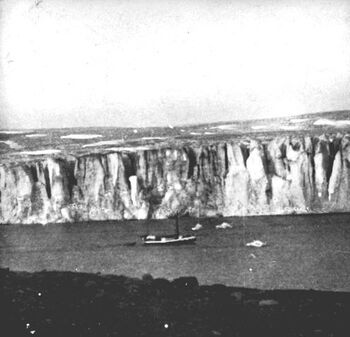 While Holtedahl was away, the other members of the expedition had been working in the Mashigin Bay and had named the glacier next to the bay after Holtedahl. The “Blaafjell” in front of the Holtedahl Glacier.