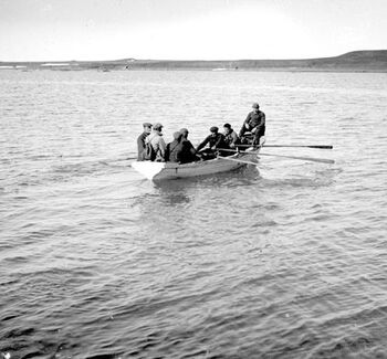 Apart from a handful of Samoyed colonies, Novaya Zemlya was uninhabited, meaning there were no ports. The members of the expedition therefore had to row ashore from the “Blaafjell” to be able to do their research. Here they are going ashore at the Pankratyeff Peninsula.