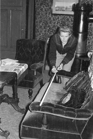 Anne Berit Østereng measuring a sofa.