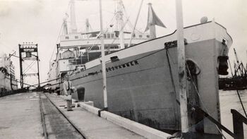They set off from Sandefjord, the centre of the Norwegian whaling industry, and sailed to Cape Town in two groups on the floating factory ships “Solglimt” and “Thorshammer”. This photo is not from the day of departure – the ship was too large to dock in Sandefjord.