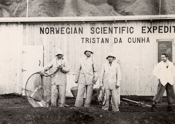 The research station was operational after only 14 days. Now the research work could start in earnest! Eggesvik is third from the left in this photograph. It is very difficult to identify the expedition participants in some of the photographs, as they let their hair and beards grow, and several experimented with moustaches during their time on the island.