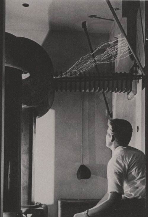 Bildet viser mann som ser opp på en teknisk konstruksjon. 