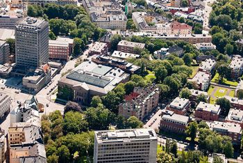 Bildet kan inneholde: tre, luftfotografering, byområde, fugleperspektiv, boligområde.