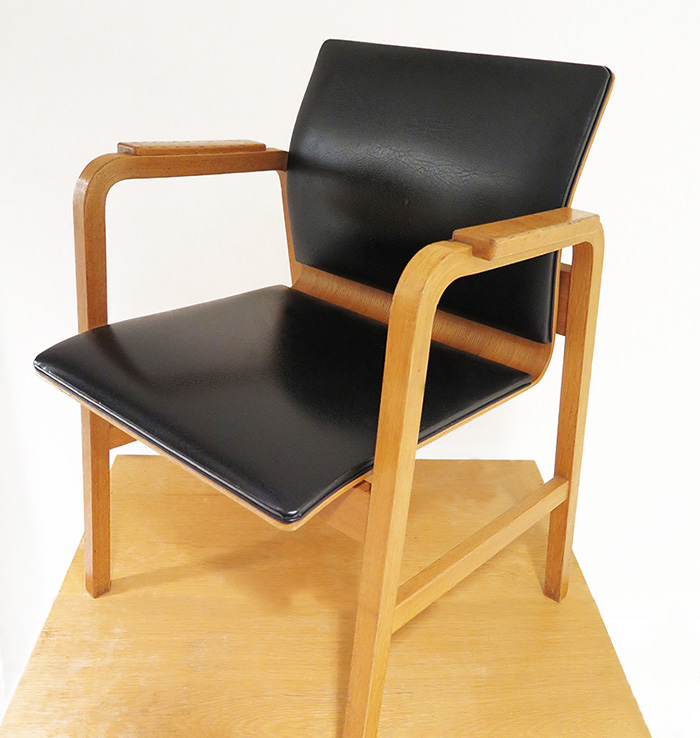 Bildet kan inneholde: stol, komfort, tre, armlene, hardved.