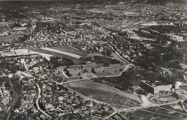Flyfoto av Blindern, 1950-tallet. Snart skulle de store jordene vike for et moderne bygningsanlegg.