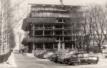 Administrasjonsbygningen oppføres etter tegninger av Rinnan og Tveten arkitektkontor. 1963.