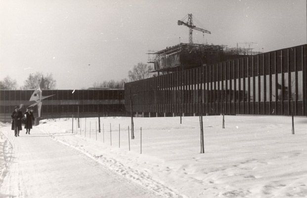 Det nåværende Kristian Ottosens hus og Frederikkebygningen. Administrasjonsbygningen er under oppføring. Norges første monumentale nonfigurative uteskulptur, Air, ble satt opp på Frederikkeplassen i 1962.