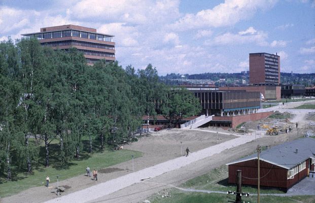 Grusveien opp til Frederikkeplassen går omtrent samme trasé som nå. I dag er den belagt med gatestein og går langs biblioteksbygningen fra 1999, Georg Sverdrups hus. Bildet er tatt 1964.