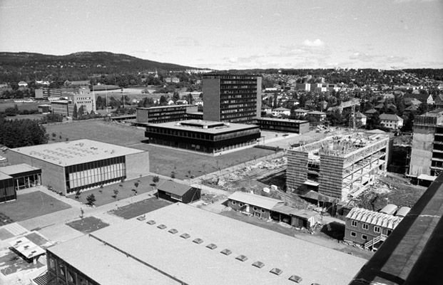 Øvre Blindern fotografert fra Niels Henrik Abels hus. Fontenen ved Frederikkeplassen skimtes nederst til venstre. Til høyre er SV-bygningene under oppføring. 1966.
