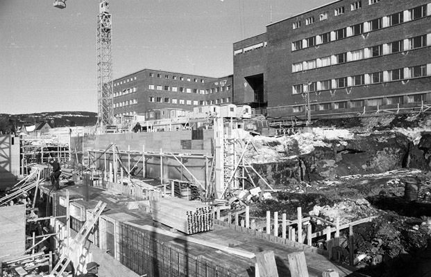 Den nye kjemibygningen stod ferdig i 1968. Den ble delvis nedgravd for å ikke stenge inne fasaden til den gamle Fysikk- og kjemibygningen. Arkitekter for det nye anlegget - ett av de aller største på Blindern - var Hans Kristoffer Anmarkrud og Rolf Ramm Østgaard. 1966.