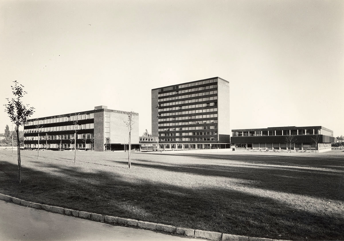 I 1959 vant Leif Olav Moen konkurransen om et nytt bygningskompleks&amp;#160;for Det historisk-filosofiske fakultet. Det ble plassert lengst nord på Blindernjordene, som tidligere var en del av Øvre Blindern gård. Komplekset stod ferdig i 1963.&amp;#160;
1963-1965. Fotograf: Teigens fotoatelier.&amp;#160;