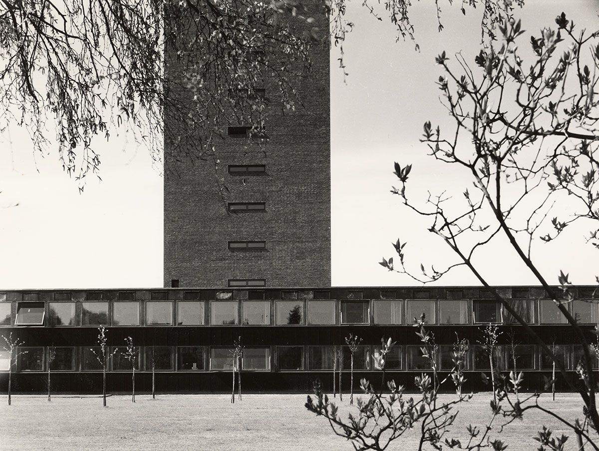 På motsatt side av HF-komplekset er det P. A. Munchs hus som danner hovedfasaden mot Niels Henrik Abels vei. På 1960-tallet er bygningen to etasjer høy. Sideveggen til Niels Treschows hus er kledd med rød tegl - en hilsen til materialet som ble brukt i 1930-tallsbygningene helt sør på universitetsområdet?
1963-1965. Fotograf: Teigens fotoatelier.&amp;#160;