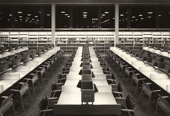 I 2. etasje ligger biblioteket med lesesalsplasser. Store løpende vindusbånd over bokhyllene&amp;#160;på alle yttervegger sikrer at interiøret&amp;#160;ligger badet i lys store deler av året. Lesesalsmøblene av Leif Olav Moen er i eik. Her fungerer HF-stolen som lesesalsstol.&amp;#160;
1963-1965. Fotograf: Teigens fotoatelier.&amp;#160;