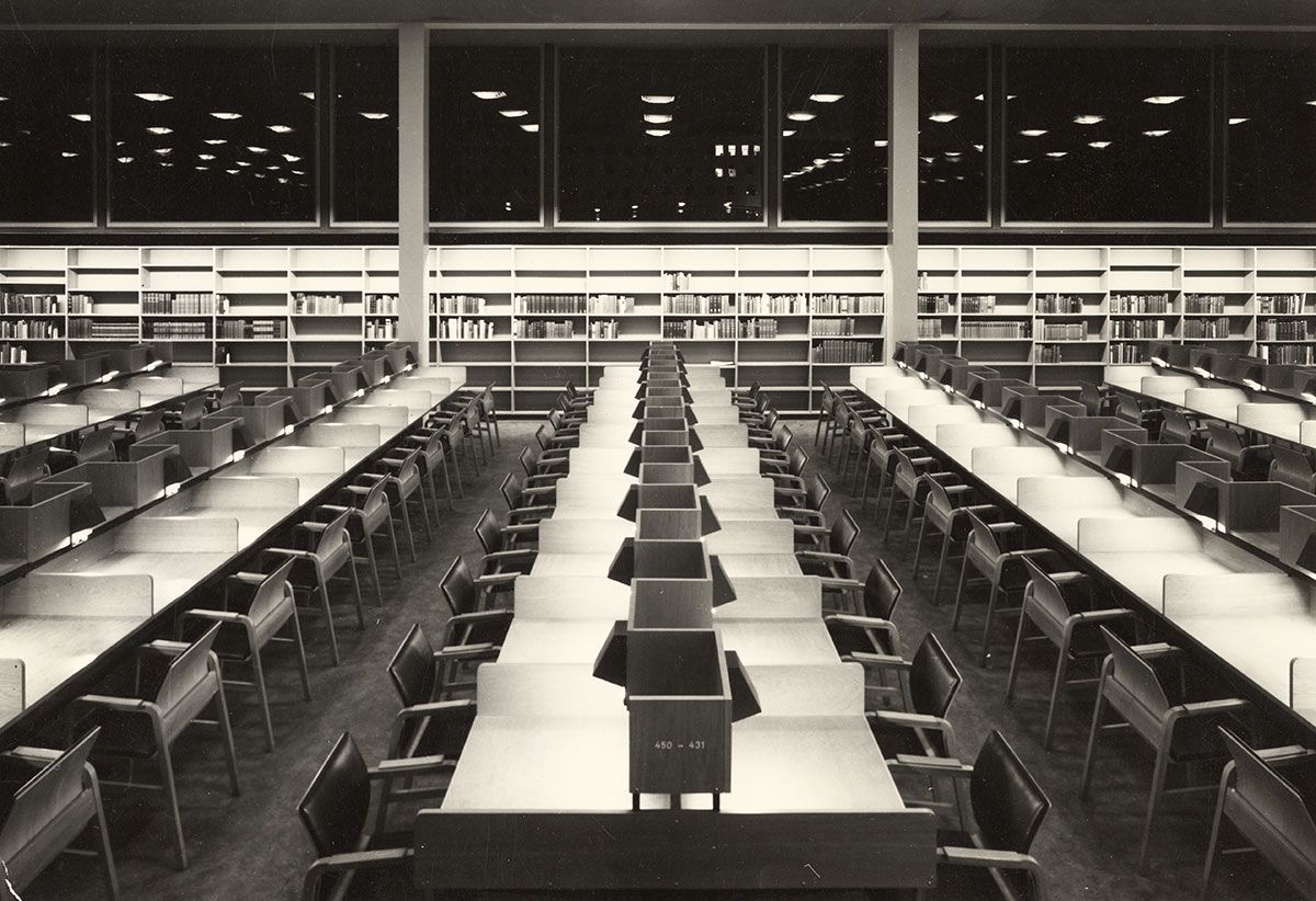 I 2. etasje ligger biblioteket med lesesalsplasser. Store løpende vindusbånd over bokhyllene&amp;#160;på alle yttervegger sikrer at interiøret&amp;#160;ligger badet i lys store deler av året. Lesesalsmøblene av Leif Olav Moen er i eik. Her fungerer HF-stolen som lesesalsstol.&amp;#160;
1963-1965. Fotograf: Teigens fotoatelier.&amp;#160;