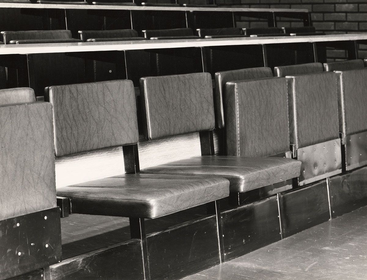 Setene i Sophus Lies Auditorium er trukker med skai. Som ellers i Leif Olav Moens Blindernbygninger er auditorieinnredningen av svartlakkert stål og lyst treverk.&amp;#160;
1966-1968. Fotograf: Teigens fotoatelier.&amp;#160;
&amp;#160;