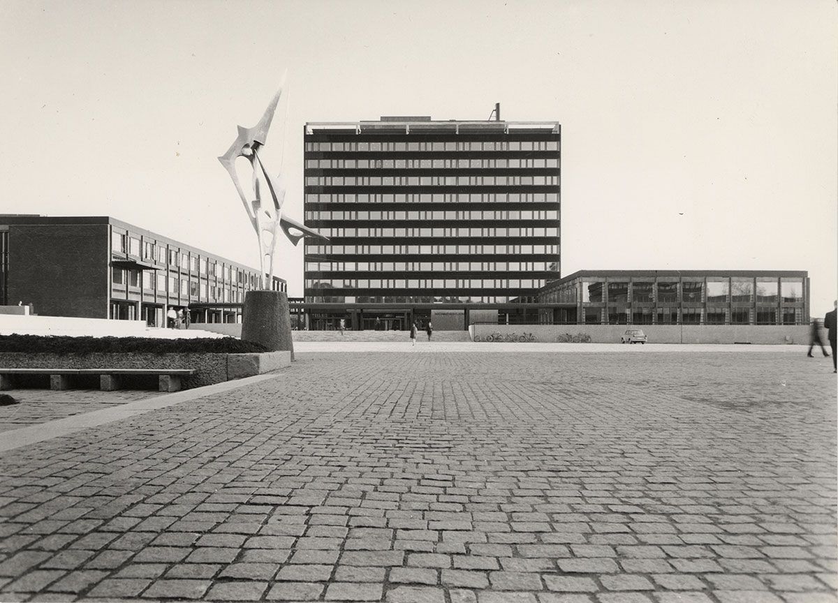 Vi forlater Matematikkomplekset og går ut på Frederikkeplassen. Det er tid for uteomvisning. Velkommen tilbake til 1960-tallet!
1966-1968. Fotograf: Teigens fotoatelier.&amp;#160;