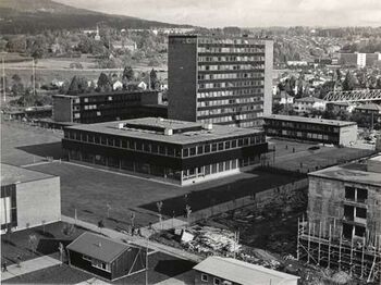 Mange bygningsarbeidere og steinleggere bodde i brakker på campus over lengre tid. Foto: Sigmund L. Løvold/MUV.