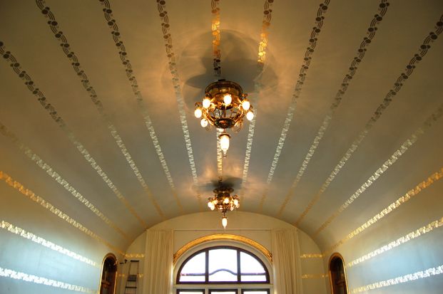 Trapperommet i 3. etasje har sjablongdekor i gull, sterkt inspirert av tidens wienerske jugendstil.