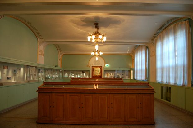 I Myntkabinettets interiør ble inspirasjon fra wienerjugend kombinert med ornamentikk inspirert av museets egne arkeologiske samlinger.
