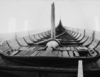 Et mektig skip! Gokstadskipet er nesten 24 meter langt. Det ble bygget rundt 890 e.Kr. Universitetets utgraving av skipet i 1880 var en stor sensasjon. Det ble midlertidig plassert i en enkel trebygning i Universitetshagen i Oslo sentrum før innplasseringen i Vikingskipshuset.&amp;#160;
1932. Henriksen &amp;#38;&amp;#160;Steen/Nasjonalbiblioteket.