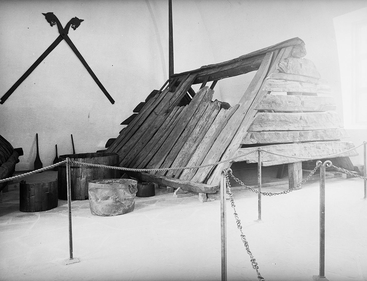 Hele Tuneutgravingen i 1867 ble unnagjort på fjorten dager - det tok mer enn femti år før funnet fikk en fast utstillingsplass. Da ble skipets gravkammer stilt ut innerst i Tunefløyen, på samme sted som det har stått fram til i dag.
1932. Fotograf: Henriksen &amp;#38;&amp;#160;Steen/Nasjonalbiblioteket.