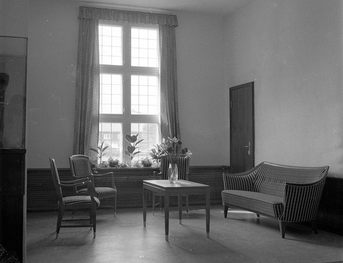 I den nye forlengelsen av Osebergfløyen ble det gjort plass for en sittegruppe. Møblene var også tegnet av Arneberg. I forgrunnen til venstre ser vi en monter med en av dyrehodestolpene fra Osebergfunnet.&amp;#160;
1957. Ukjent fotograf, Dagbladet/Norsk Folkemuseum.
