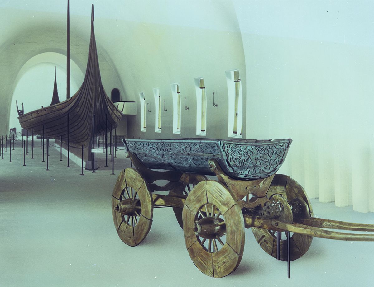 Osebergvognet har kommet til Vikingskipshuset! Postkortprodusenten Mittet &amp;#38; Co stod for fotograferingen. Bildet er tatt før utstillingen i forlengelsen av fløyen stod ferdig.&amp;#160;
1956-1957. Mittet &amp;#38; Co/Nasjonalbiblioteket.&amp;#160;