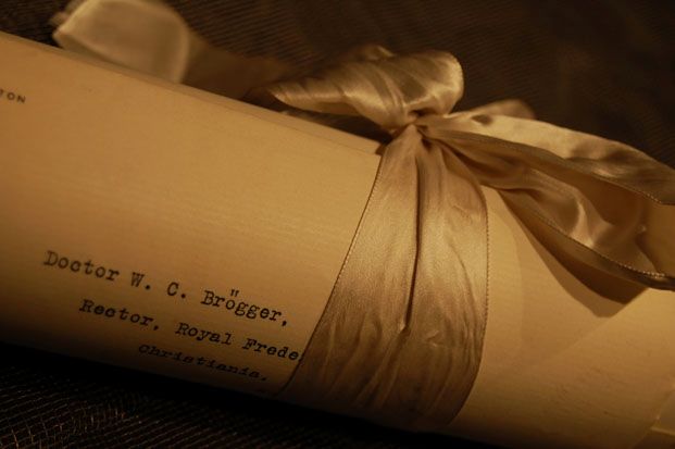 Mange av adressene er bundet sammen av eller dekorert med silkebånd og snorer. Smithsonian Institution sendte sin adresse direkte til universitetets rektor, W. C. Brøgger.