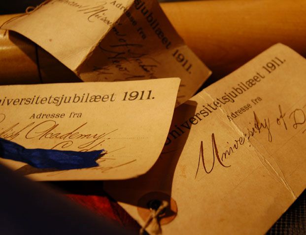 Etter ny registrering og dokumentasjon av adressesamlingen er også gamle etiketter, originalt innpakningspapir, hyssing og bånd tatt vare på for fremtiden.