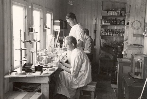 Medisiner Sverre Dick Henriksen og hans assistent Per Oeding driver arbeider i laboratoriet. Øyas befolkning var nærmest fri for alvorlige sykdommer, og vanligste dødsårsaker var alderdom og ulykker. Dette var et spennende utgangspunkt for medisinsk forskning.
