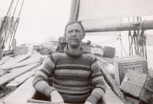 Skipper Erling Tambs og hans redningsskøyte &amp;#8221;Sandefjord&amp;#8221; skulle frakte ekspedisjonen mellom øyene og brukes til havbunnsundersøkelser.