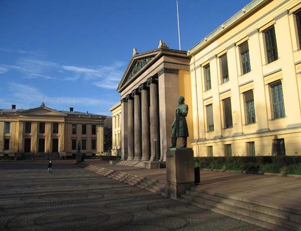 Bygningene rundt Universitetsplassen ble tegnet av Christian Heinrich Grosch i samarbeid med den tyske arkitekten Georg Friedrich Schinkel. Anlegget var klart til innflytting i 1852. De gamle universitetsbygningene symboliserer fremdeles kunnskap og benyttes i dag av Det juridiske fakultet.