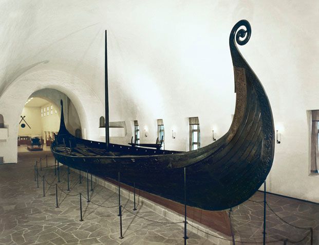 Osebergskipet utstilt i Vikingskipshuset på Bygdøy, en avdeling av Kulturhistorisk museum ved UiO. Skipet kunne både seiles og ros. Det er laget av eik og er ca 21,5 meter langt og 5 meter bredt. Et mannskap på 32 mann trengtes for å ha full bemanning ombord.