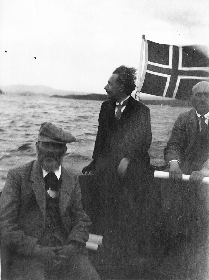 Norgesturisten Einstein sitter mellom Heinrich Goldschmidt og Jacob Schetelig.
