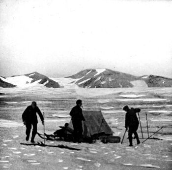 Omtrent 10 kilometer fra fjorden satte de opp den første teltplassen. Noen av de andre ekspedisjonsmedlemmene tok følge fram til denne første leirplassen og dro ned igjen til Blaafjell neste dag.