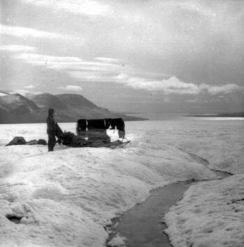Framme ved målet: Zivolkafjorden på østsiden av øya. For sikkerhets skyld smakte de på vannet for å sjekke at det virkelig var saltvann de hadde nådd fram til.