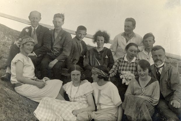 &amp;#34;Familien&amp;#34; på Skåtøy 1925.Foran fra venstre: Kari Stendal, Else Vennerød, Birgithe Ruud og Sigrid Wiull. Bak fra venstre: Hans Viggen, Jacob Vaage, Odd Klykken, Aslaug Føyn, Reidar Braaten, Margrethe Gran, Trygve Braarud og professor Haaken Hasberg Gran.
