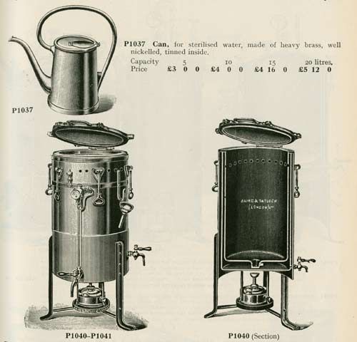 Kanne for sterilisert vann øverst, dampsterilisator nederst.
&quot;Standard Catalogue of Physiological Instruments and Apparatus, vol II&quot;, Baird &amp;#38; Tatlock. London 1922.
