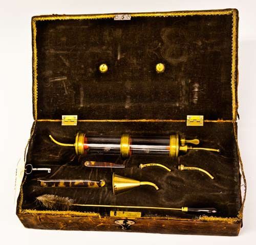 Transfusjonsapparat. Skrin med instrumenter brukt til blodoverføring. Innlemmet i samlingen 1830. Fotograf Carina Knudsen.