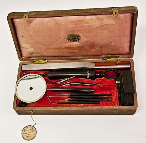 Skrin med instrumenter for øret, innlemmet i samlingen i 1870. Fotograf Carina Knudsen.